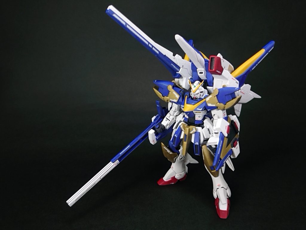 バックパックのスカスカ感が気になり解決案を考えたところ、付属のV2コアファイターをメガビームキャノンとスプレービームポッドの間に入れて背負う形にしました。