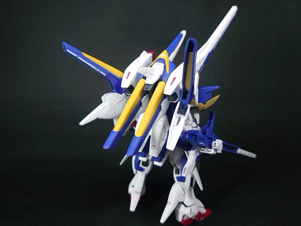 バックショット。盛り盛り感が出て気に入っています✨ミノフスキードライブが増えているので、高機動型と言えるかも。後は余剰パーツをふくらはぎに取り付けています。形状合わせにかなり手こずりました💦バックパックにも余剰パーツを取り付けています。