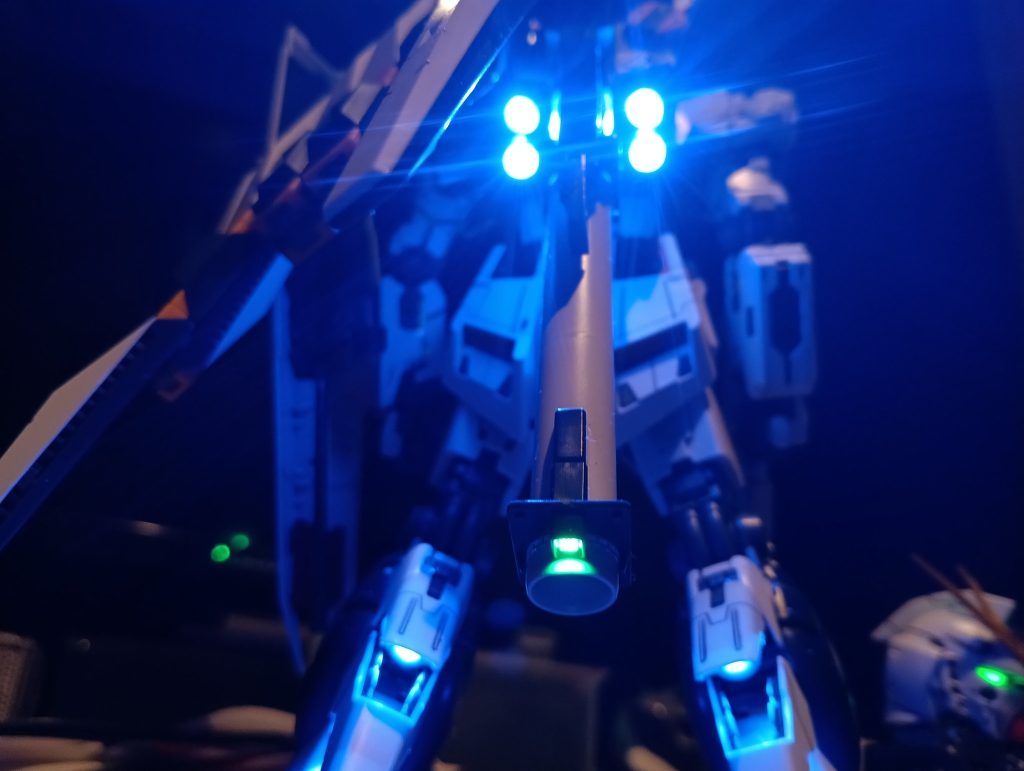 バーニアは基本的にブルーを使ってます👍バズーカのメインセンサーは難しかったので、先端のサブ⁉️センサーに仕込んでます。