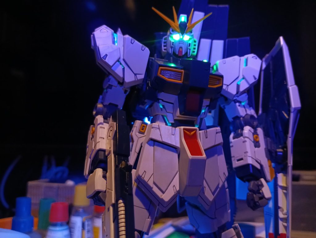 サイコフレームはブラックライトで自己発光する様なので、自作収納ケースにUVライトしこんで発光させる予定です。