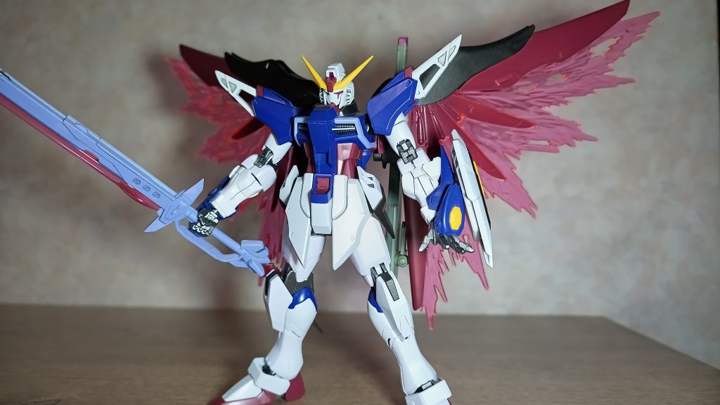 基本立ち。腕をダブルオーガンダムのふくらはぎをベースに作り、太ももをもっと太くしたと思います。あとアロンダイトは柄尻にビームソード短いやつ足してます。νガンダムのノリで。