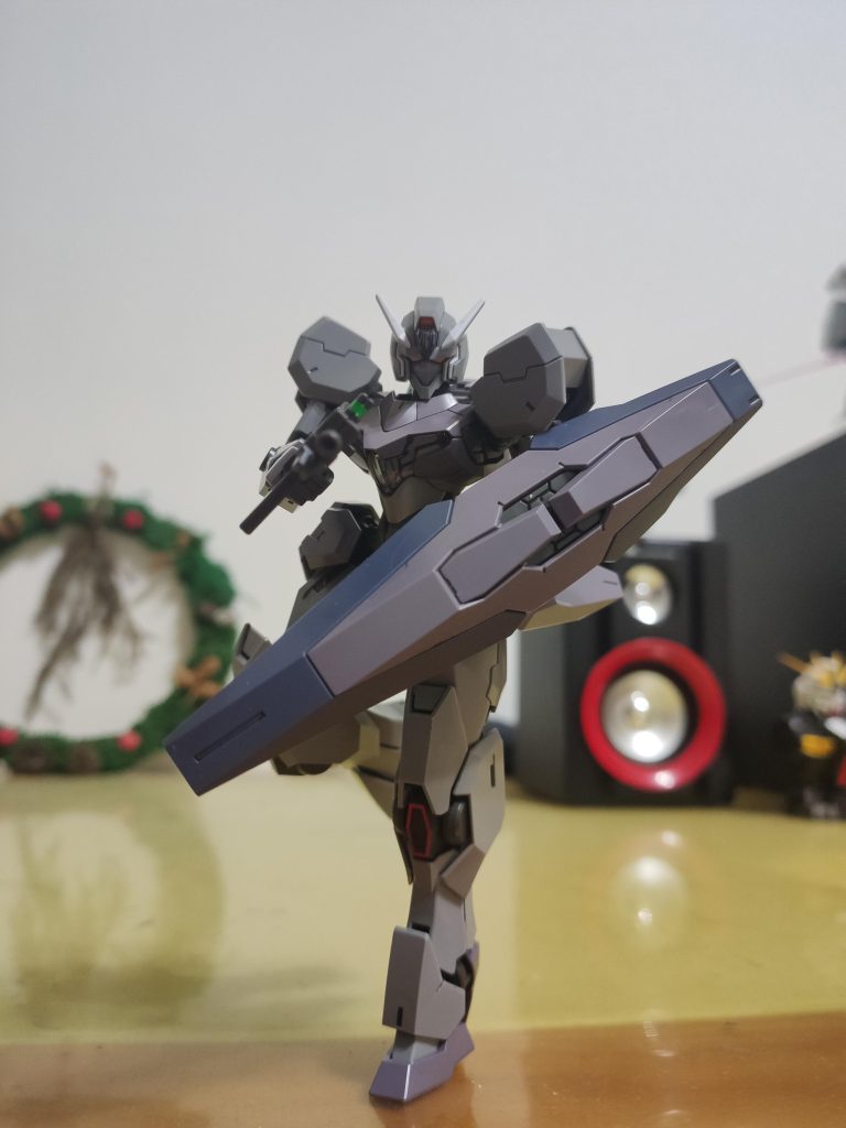 住的地方沒有太好看的背景,於是先擺在桌上,但似乎有點不雅觀😥