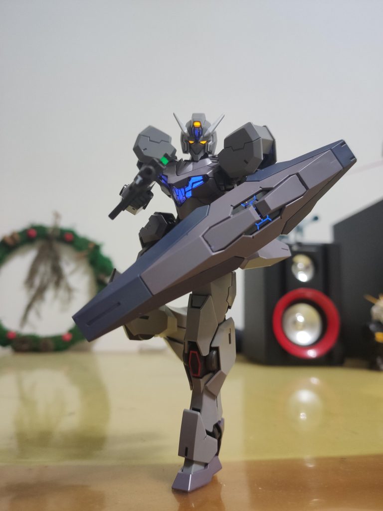 值得一提的是,盾牌的刻線使用了透明螢光漆,我覺得效果很不錯。武器上的螢光綠,是先在貼紙上塗漆,再貼上去的,眼睛也是筆塗,兩者都很花時間呢!