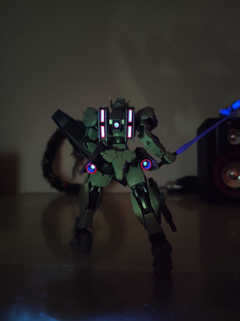 噴嘴內部分別使用了螢光藍和透明螢光漆,外圈的紅色則是普通的鋼彈麥克筆塗上去的。