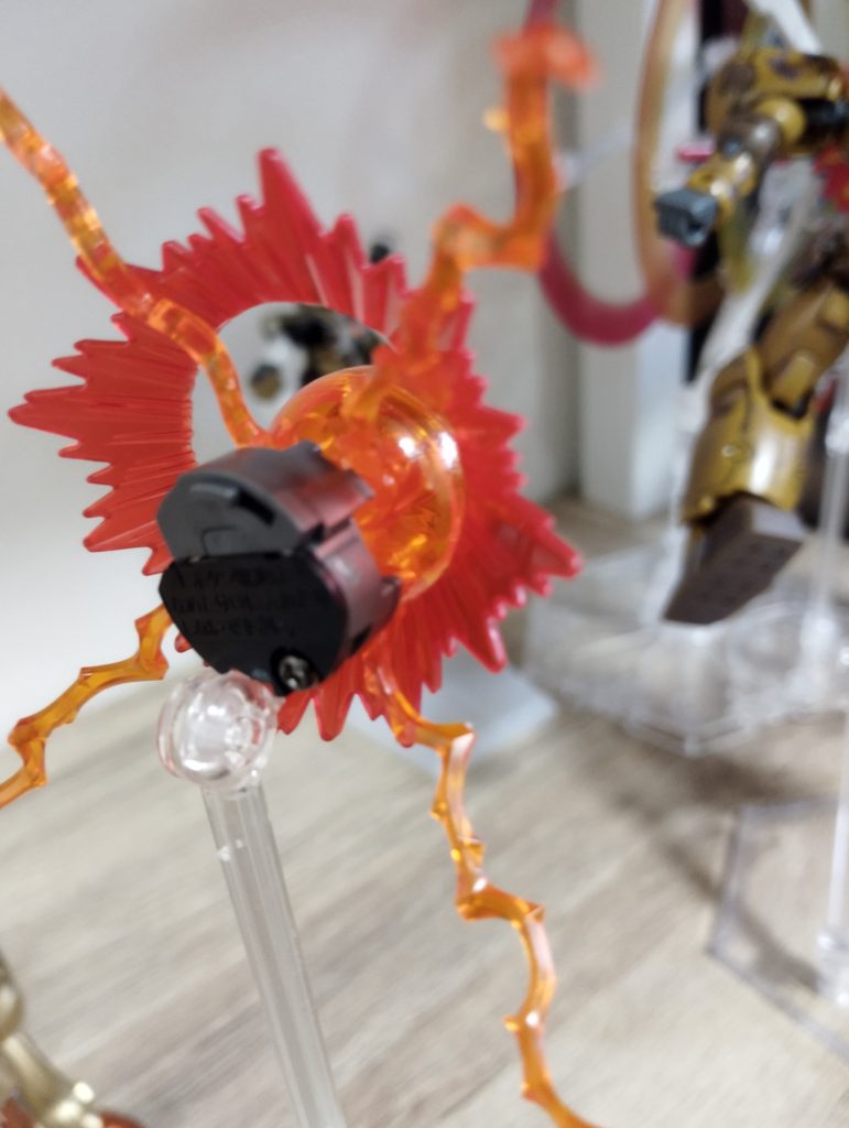 RGゴ略セットの目玉（？）のひとつであろう石破天驚拳エフェクトパーツの裏にはLEDユニットを仕込んでいるので