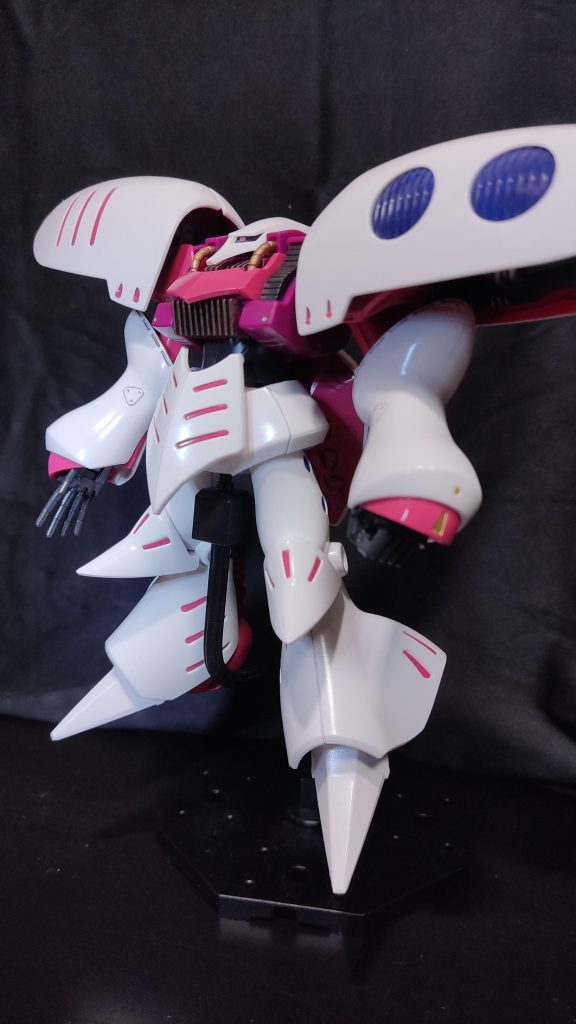 年末にミスターホビーマーカーを入手したので、どうしても使ってみたく、各部で塗分けしています。また、買いっぱなしのホワイトパールで全体の塗装と、ティターンズブルーでグレー部分を塗装しました。