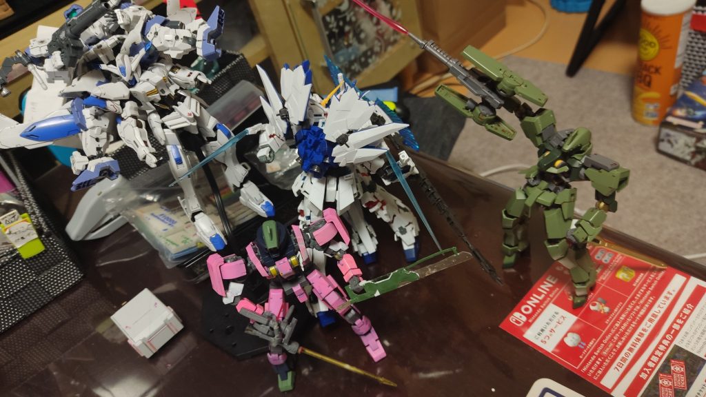 この場を借りて報告を。一度は興味を失っていた息子(小学生)が、再びガンプラ制作に復帰してくれました。買い置きしていたものと新規で入手したキットなど、父を置いて早々と仕上げていっています。オリジナルの武装や塗装など、自由な発想で作っていて楽しそうにしています。なんか過去作を引っ張り出しつつ飾っていたので、勝手に撮影しました(机が汚いのはご容赦を)