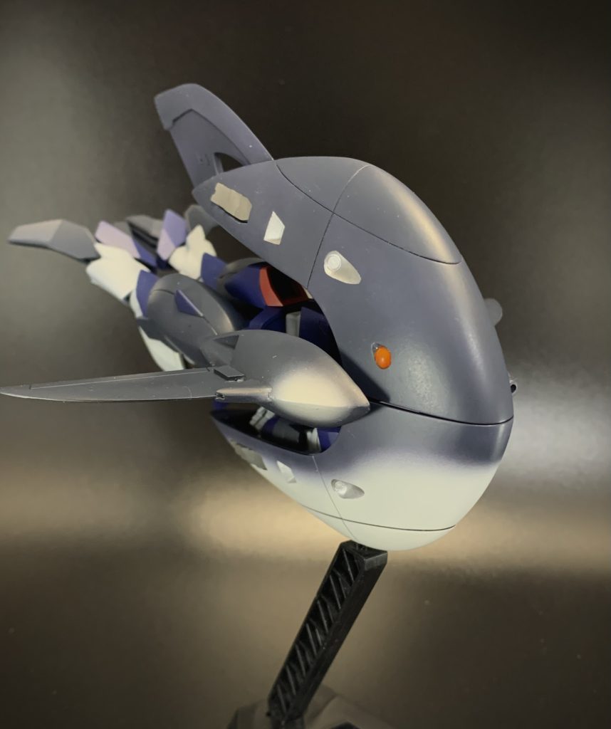 水の中の生き物で一番カッコいいのは?シャチでしょ、という安易な発想で作りました。元のモビルアーマー形態の向きを変えて、ヒレっぽいものを付けただけですが、意外とそれっぽいと思っています。