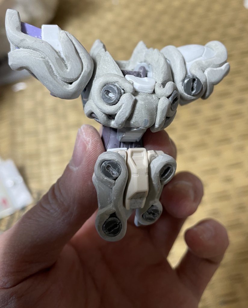 資料片手に造形を似せて……