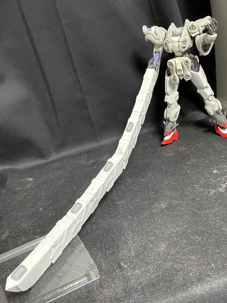 一番最初に作ったのは実は右腕プラ板を積層して削り出し……削り出し……気分は刀鍛冶でした