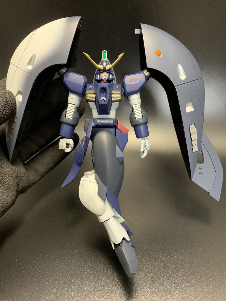 今回、一番やりたかった変形です。元のモビルアーマー形態は、せっかく珍しい水中用のガンダムの変形なのにダサすぎると昔から思っていて、なんとかいかにも水中用な見た目にできないかと模索しました。