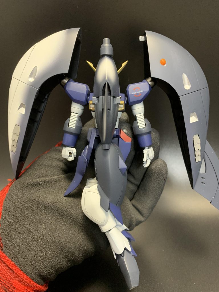 腰は180℃ではなく、90℃回転。脛から下に回転軸を設けて、脛から下が真横に向くように。胸部に、ビーム刃と柄を取り外したトライデントを付けて、頭部も隠します。