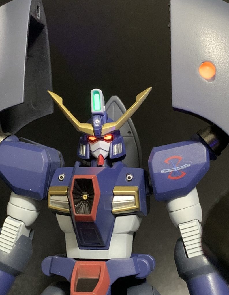 変形後も含めて、センサー類はブラックライトで光ります。