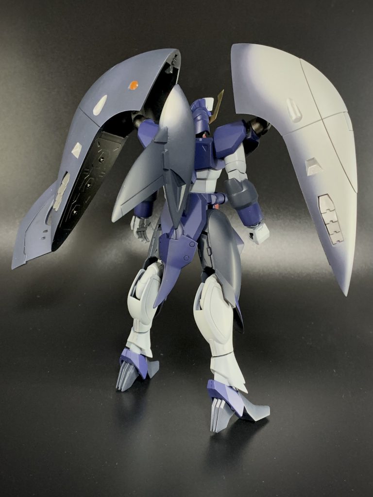 水中用ということで、全体的にカクッとした印象にしすぎないようにしたかったので、あえてホワイトとブルーの塗り分け等はマスキングせずに、ぼかし塗装にしてみました。