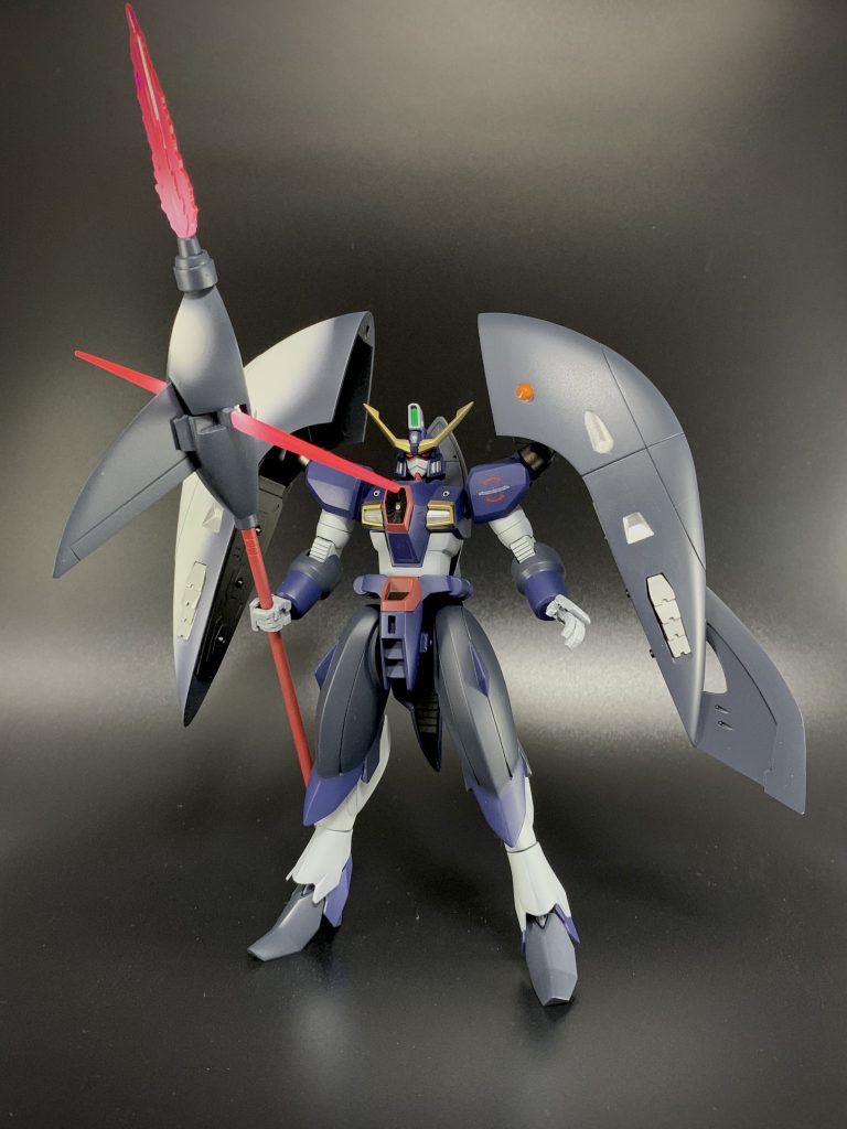 シンプルな印象にしたかったので、背中のバラエーナも、バインダーについていたキャノンも全て取っ払いました。武器は、手持ちのビームトライデントと、胸部のカリドゥスのみ、です。