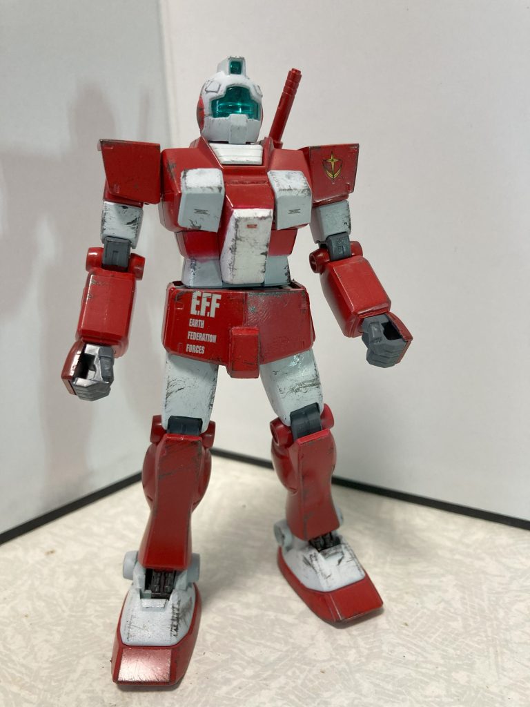 胸部のダクトカバーはプラ板で作ろうしたのですが、うまくいかず。いろいろ試した末にアンクルガードのパーツを加工して増加装甲っぽく貼り付けています。