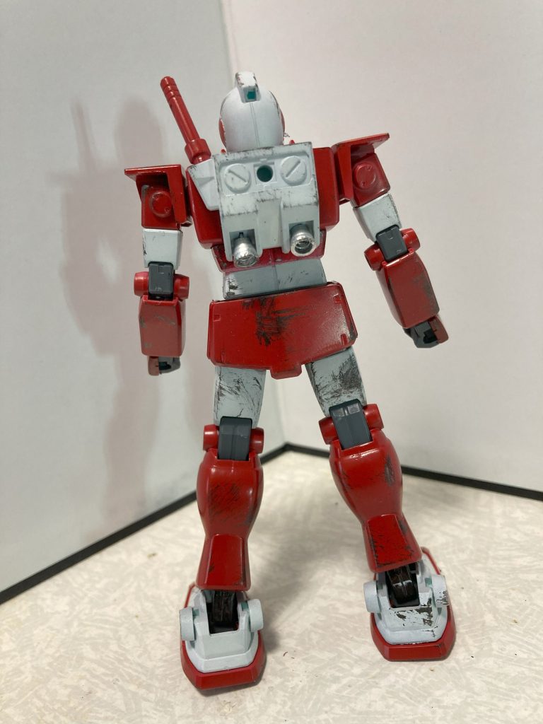 リアビュー肩アーマーは後ろの部分だけ撤去しています。ライトアーマーを作る際、素ジムの肩パーツだとちょっと貧相すぎるので、この辺をどう処理するかは解釈次第と思います。現地改修のライトアーマー仕様と思えばありだろう、でやってみました。