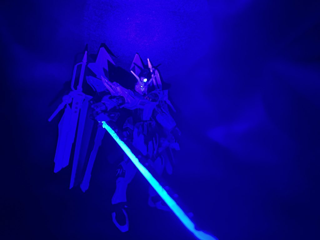 目、センサー、刀には蛍光クリアーを塗ってあるのでブラックライトで独特な青に光ります