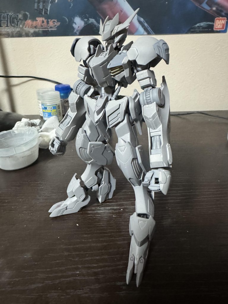 サフの状態で。使用した塗料はクレオスグレーサフを全体的に。白・・・ガイアExホワイト。青・・・クレオス光沢ブラック→クレオススーパークロームシルバー2→ガイアクリアブルー。赤・・・クロームシルバーまでは↑と同様で、クレオスクリアレッド金・・・ガイアスターブライトゴールド。黒・・・クレオスミッドナイトブルー＋クレオスジャーマングレーフレーム・・・ガイアスターブライトアイアンをベースにいろんなメタリックカラーで塗り分け。トップコートは赤・青・金・フレームは光沢。それ以外は艶消しで仕上げました。武器がまだ手をつけていませんが、一旦塗装に飽きたため一度投稿します。武器が完成でき次第、再度投稿するかもしれません。ご覧いただきありがとうございました。