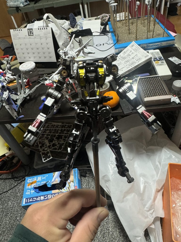 今回フレームの塗り分けは少な目にしました。その分、外装の塗装に力を入れましたが、技術が拙いので細かい塗り分けがあまり上手く行きませんでした。 