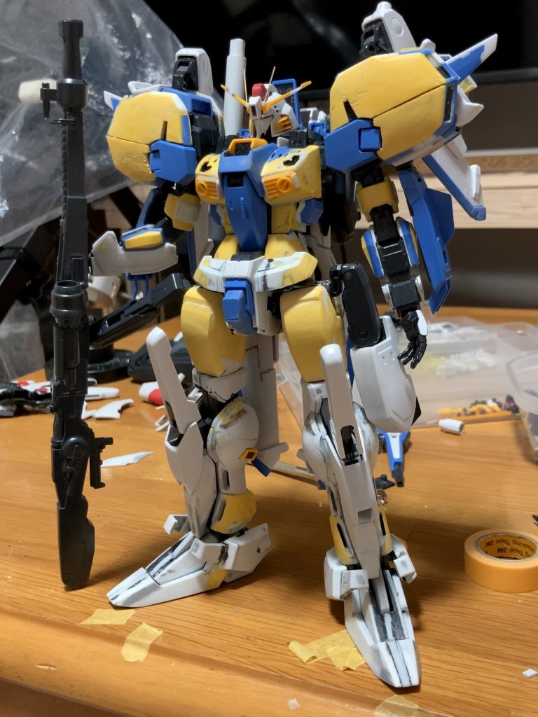 汚いですが、一通り形状が出たところです。Sガンダムなのは、Ex-Sにするとバックパックの重み+腰に追加した関節(S字立ち用)のせいで立てないからです(笑)。Ex-S⇔Sは差し替えでできるようにマグネット仕込んだりしていますが、バックパックで諦めました。改造個所は以下の通りです。一部何をどうしたか忘れた・・・肩:縦横5mm延長/スクラッチ、パネルにヒンジ追加腕:上腕ボリュームアップ、下腕3mm延長+スライド追加胸:前方横幅詰め・下に垂れさせた腰:切り離し関節1軸追加/スクラッチ、フロントアーマー延長、羽根2cm延長足:腿5mm延長/スクラッチ、ふくらはぎ・裾拡幅3mm延長/スクラッチ、クツ前後延長拡幅/スクラッチ頭:角アンテナ延長/真鍮線化・フィン削り込み、首2.5mm延長
