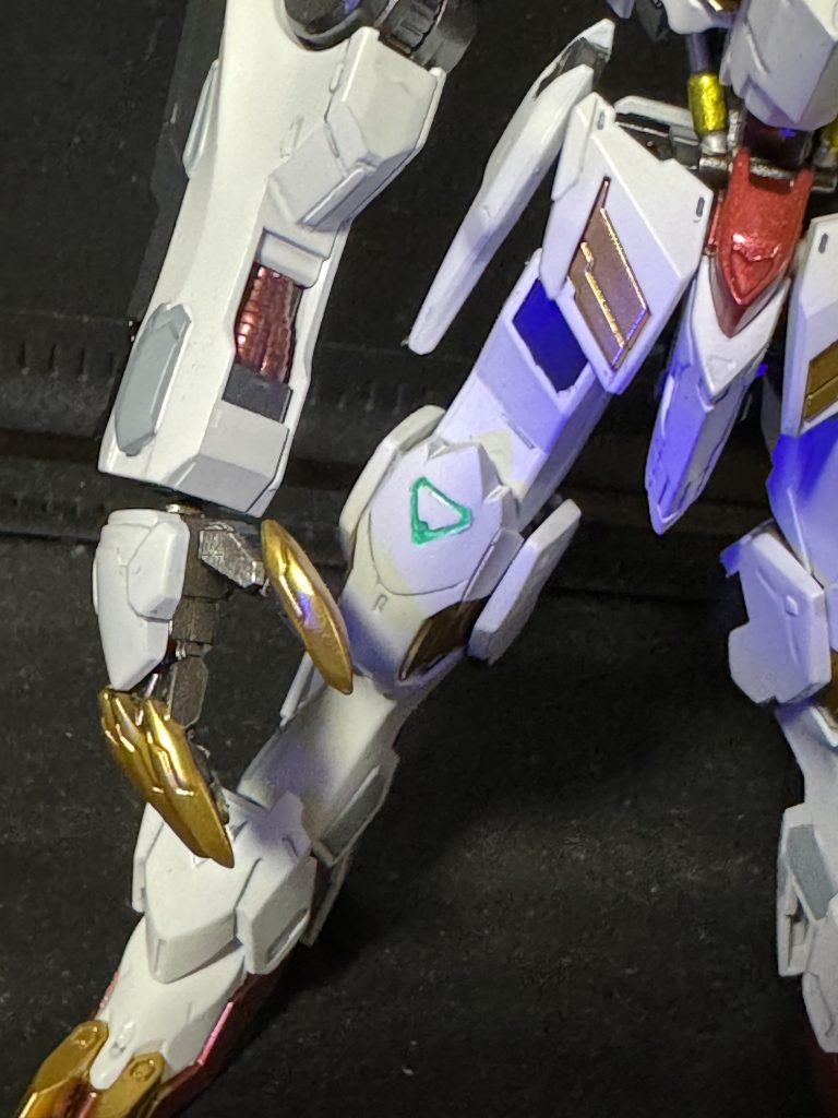 カメラアイとグリーンのマークのとこは蛍光カラーで光ります。