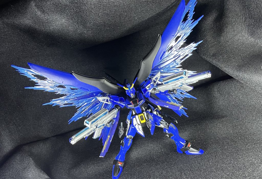 先程のオールラウンダー型とは違い、武装を左右対称にして光の翼はスピードを上げる為、青くなってます