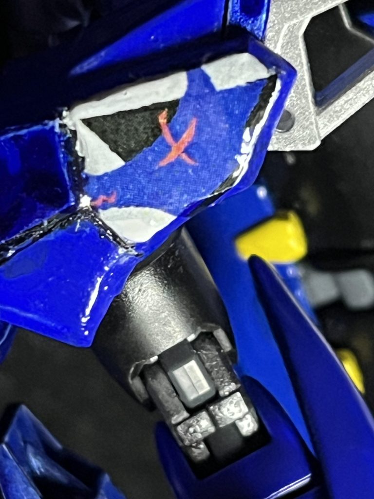 左肩にはパーソナルマークでオリジナルのエンブレムをデカール化して貼ってありますモチーフは青い一匹狼(ローンウルフ)です