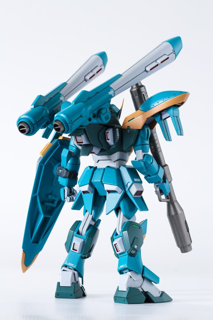 多忙なかなか作業に身が入らず早2ヶ月…元キットのそれぞれのパーツ造形はとても良かったのですが、ゴテゴテデザイン×容赦のないモナカ割り×一体成形これらの掛け合わせからくる塗装関係の作業量が想像以上に多くなかなか作業が進みませんでした