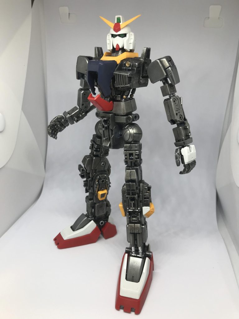 内部フレームはABS樹脂なので、ABSに吹いても可能なシルバーの缶スプレー吹いた後、陰影つけてます😙