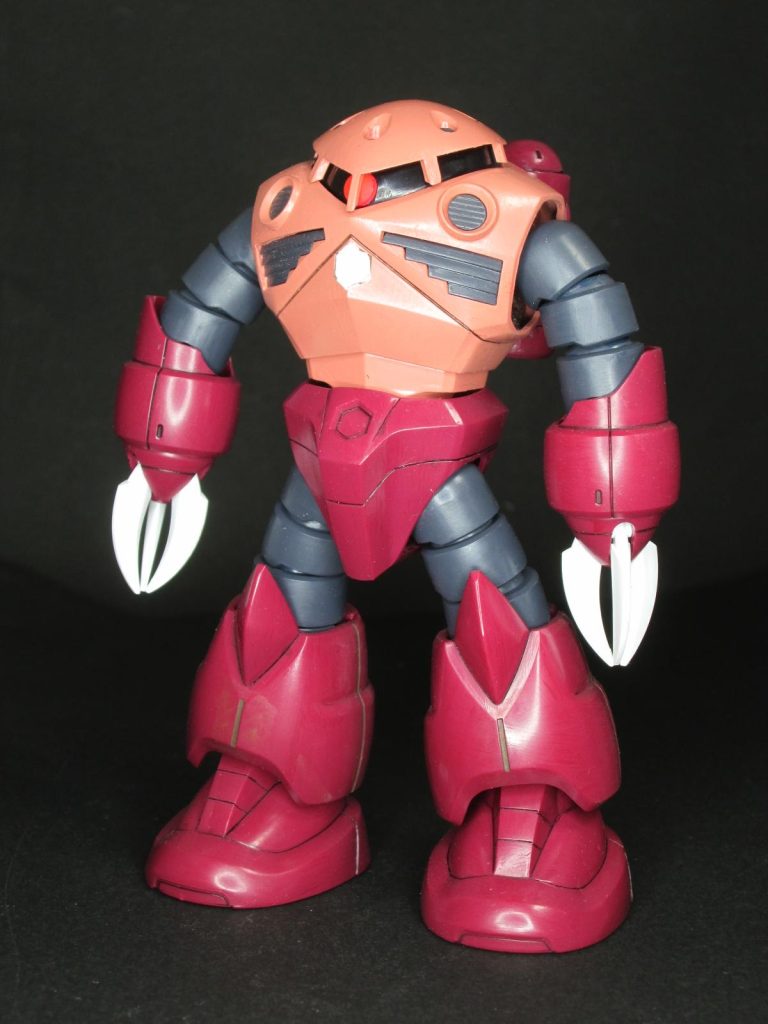 ガンスタさんに載せ忘れていたので、シャア専用が連続してるこのタイミングで載せてみました。筆塗り全塗装、墨入れで仕上げ、モノアイはHアイズを蛍光塗料で塗りました。