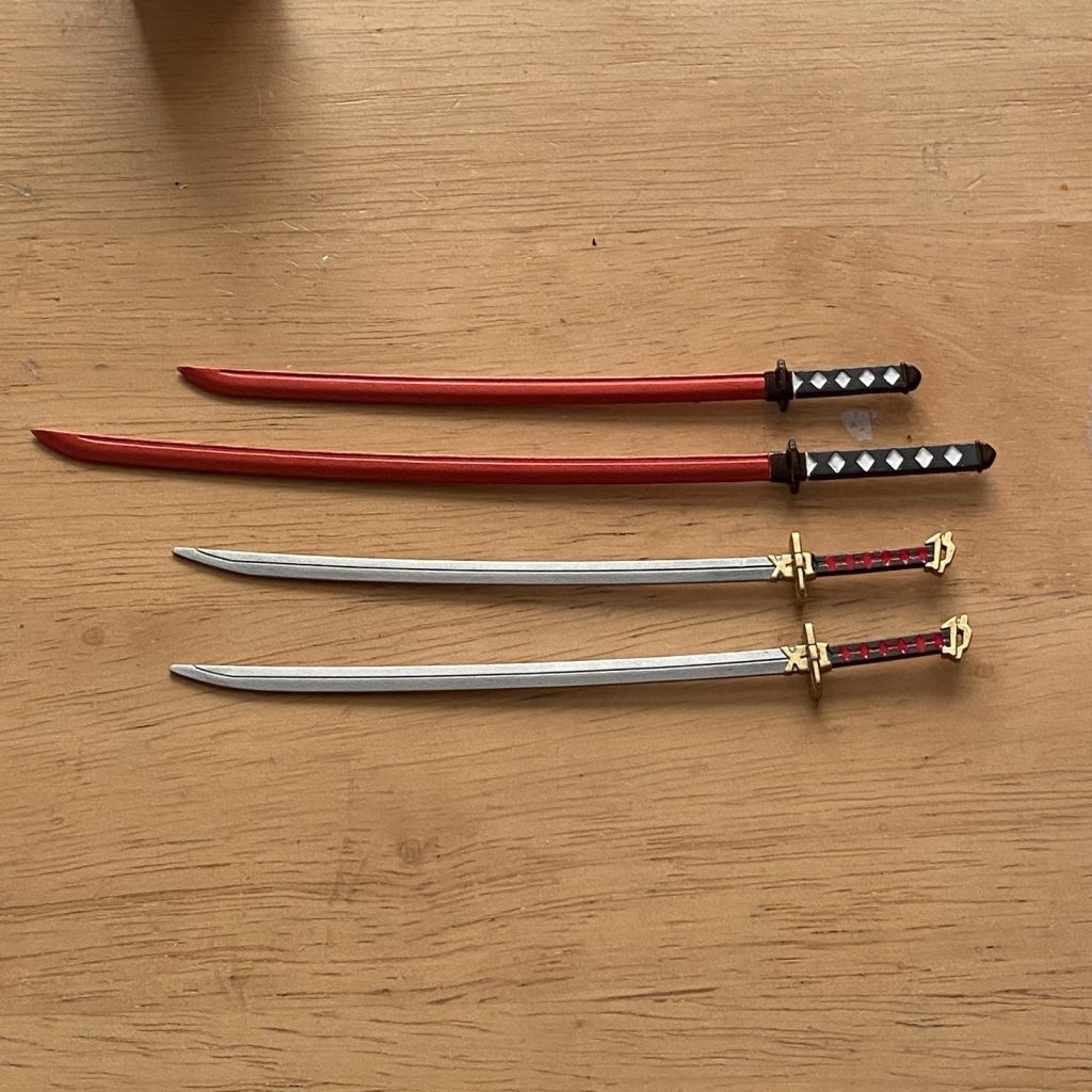 刀はこんな感じに塗装しました。ガーベラとタイガーピアスは銀刀身の紅柄、追加刀はメタリックレッド刀身の白柄と、対称になるように仕上げました。