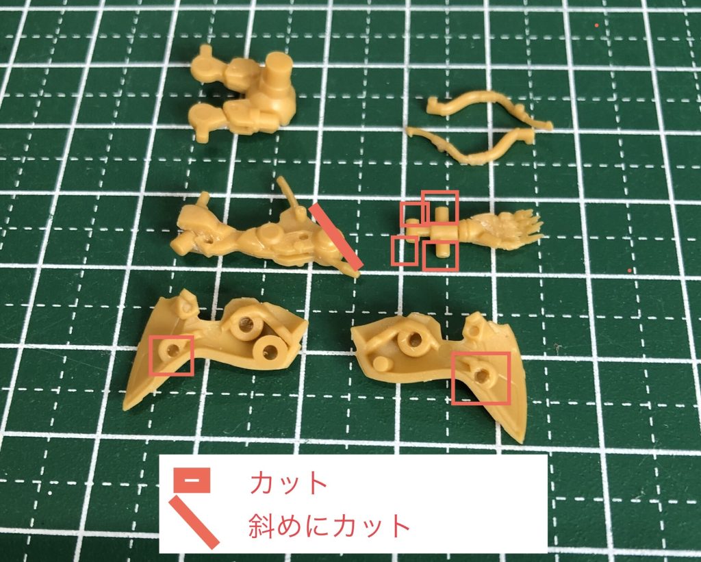 腕の後ハメ加工。関節部の太い斜め線は、切り過ぎると手が上手くハマらなくなります。(経験談)