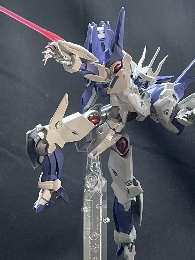 シュバルゼッテと並ぶイメージで大型ランス装備ですが近接用装備は他にもあるので、迂闊に間合いを詰めた機体の不意を付く