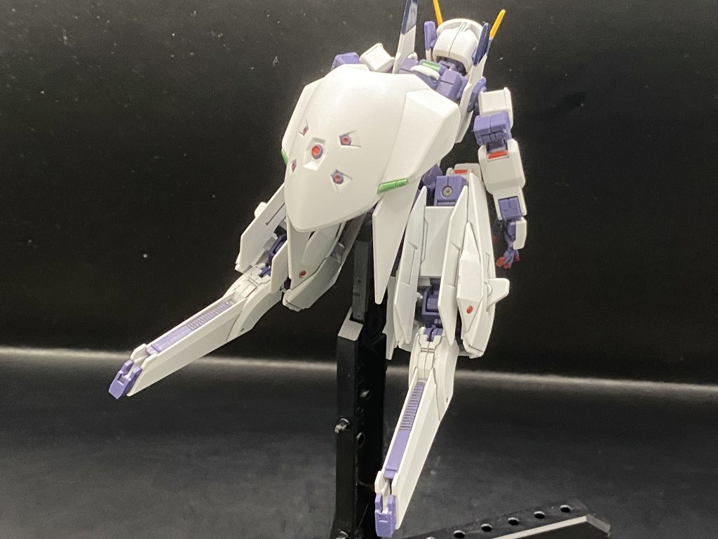 全身を前後から小柄な胴体に大きなおしりに大きな太もも、スレンダーな足というまさに女の子と言ったデザインラインですが男だ。