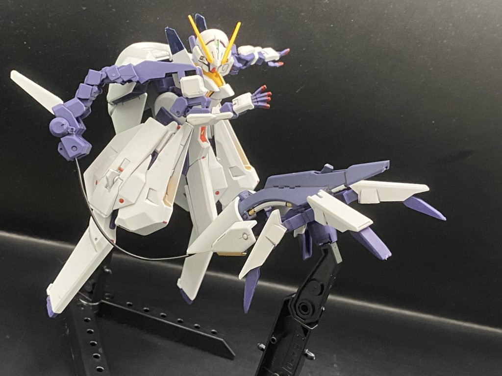 分離してインコムのようにも扱えるのが結構えげつない武器。かわいいMSにも刺があるということ。