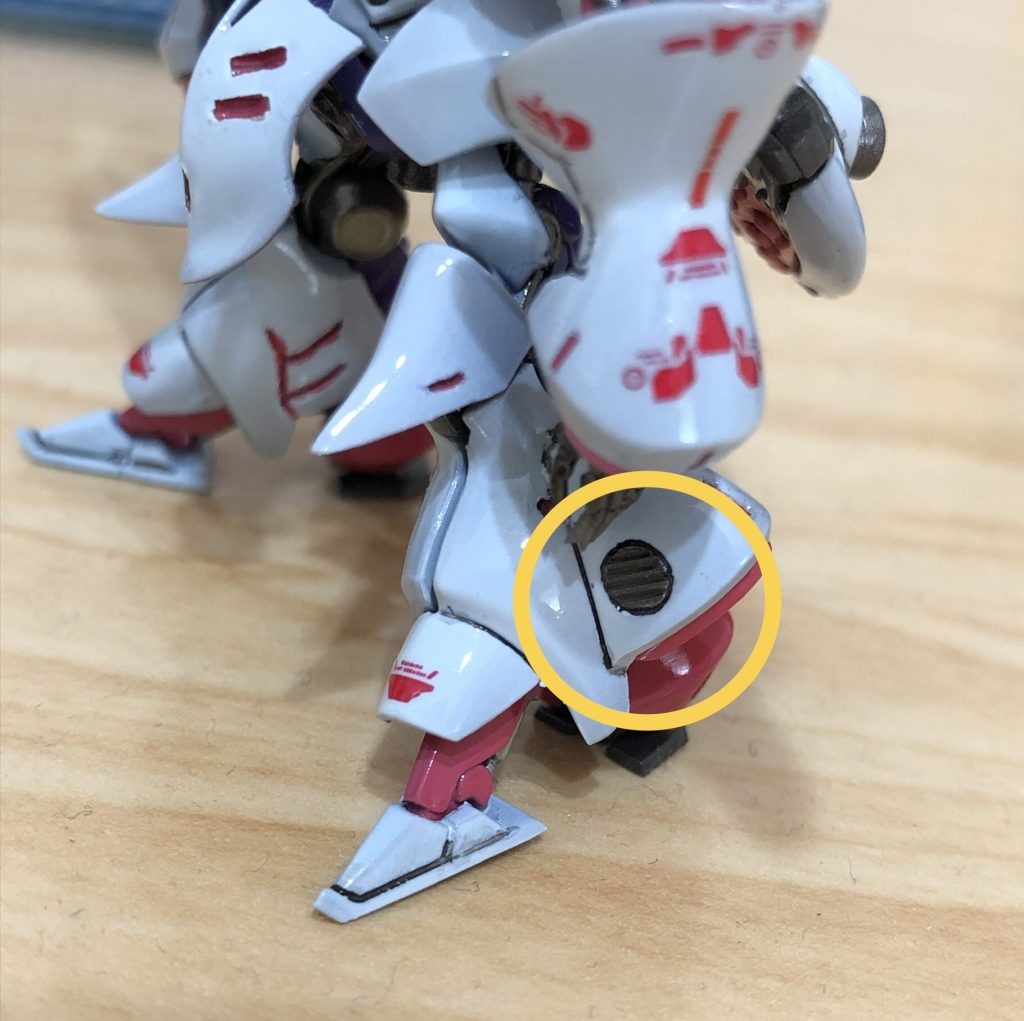 黄色マル部は、ピンバイスでくり抜いてダクトを追加。キュベレイの足には、バーニアがあるのでそれっぽいディテールを追加して情報量を増やしました。