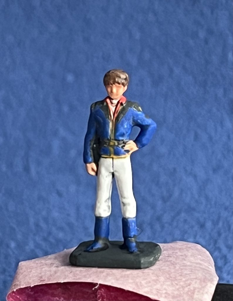 老眼鏡+拡大鏡+デスクライトが無いと塗れません。