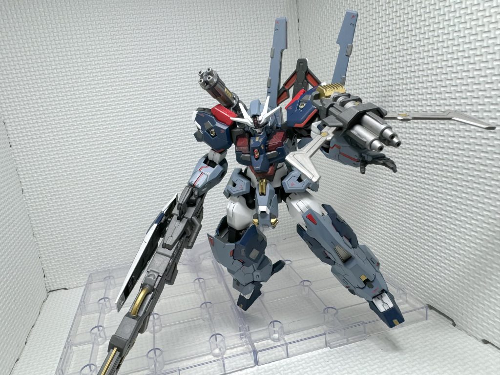 追加兵装になる、肩のガトリングと、左腕の3連ビームガンです。右腕が使いにくくなるので、取り回しの良い武装を合わせました。ジョイント周りは、背中のアームユニットだけ用意する形で、左腕は、ピン接続しています。