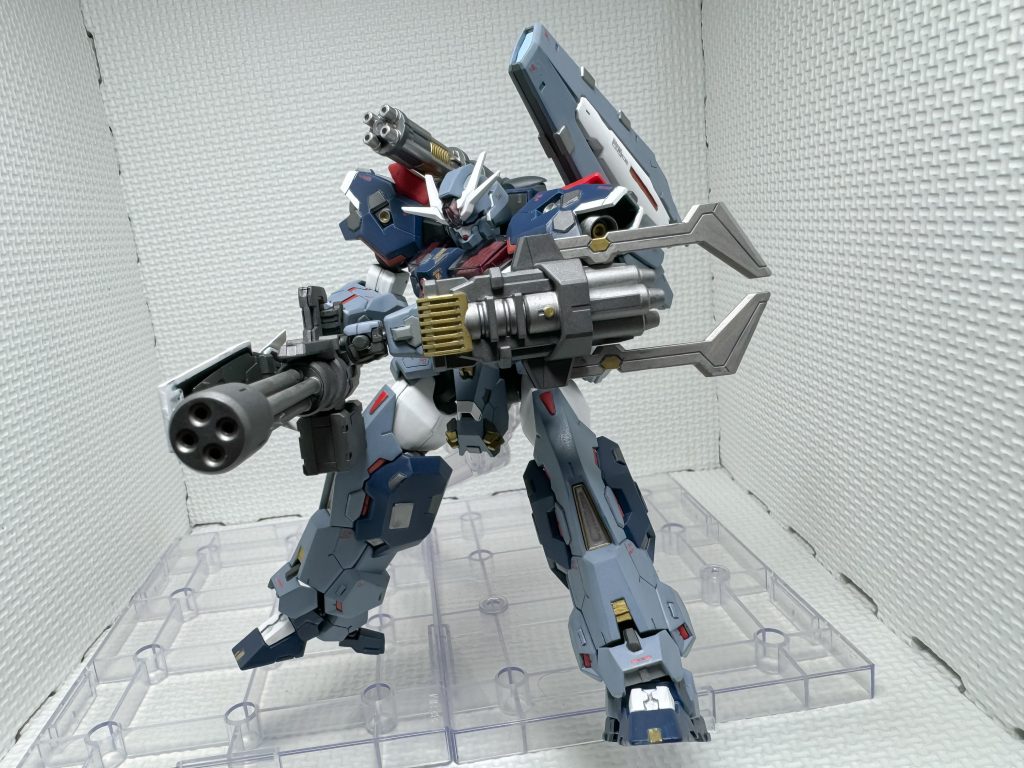 ガトリングは差し替えで変更できるようにしています。ルブリスウルの強化系という位置付けの機体なので、戦局に応じて、武装を変えていけるようにとしました。