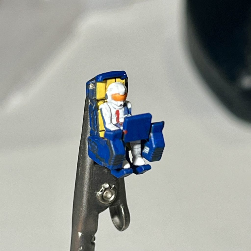 老眼ですけど頑張ってアムロとパイロットシートを塗りました。機体は部分塗装でしかないですが、パイロットはいつも全塗装しています。
