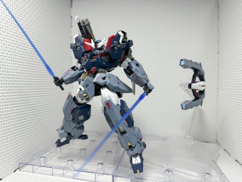 ビームサーベルは、元から変わらず2本シールド裏に装備しています。状況に応じて、フェーズドアレイキャノンを無線誘導させて、多角的に攻撃攻撃していきます。