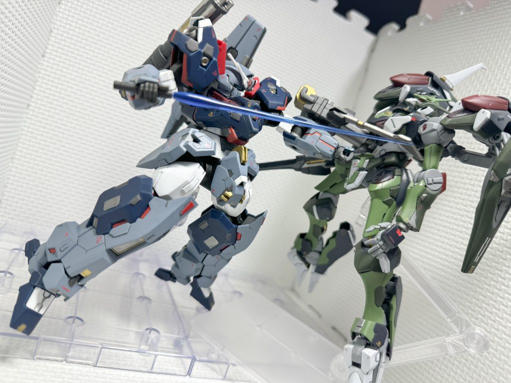 左腕のビームガンは、クローユニットを備えているので、接近戦でも相手を捕縛して、ゼロ距離射撃や、サーベルでの攻撃に繋げられます。