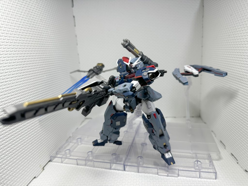 ビーキャノン発射時には、大きな隙が生じるので、仮想シェルユニットによって、各種兵装に護衛をさせつつ、本体で目標を仕留める戦いも可能としています。