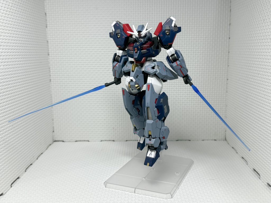 仮に武装が使用不能になっても、機体各所のバーニアによる高い運動性で、敵を圧倒します。