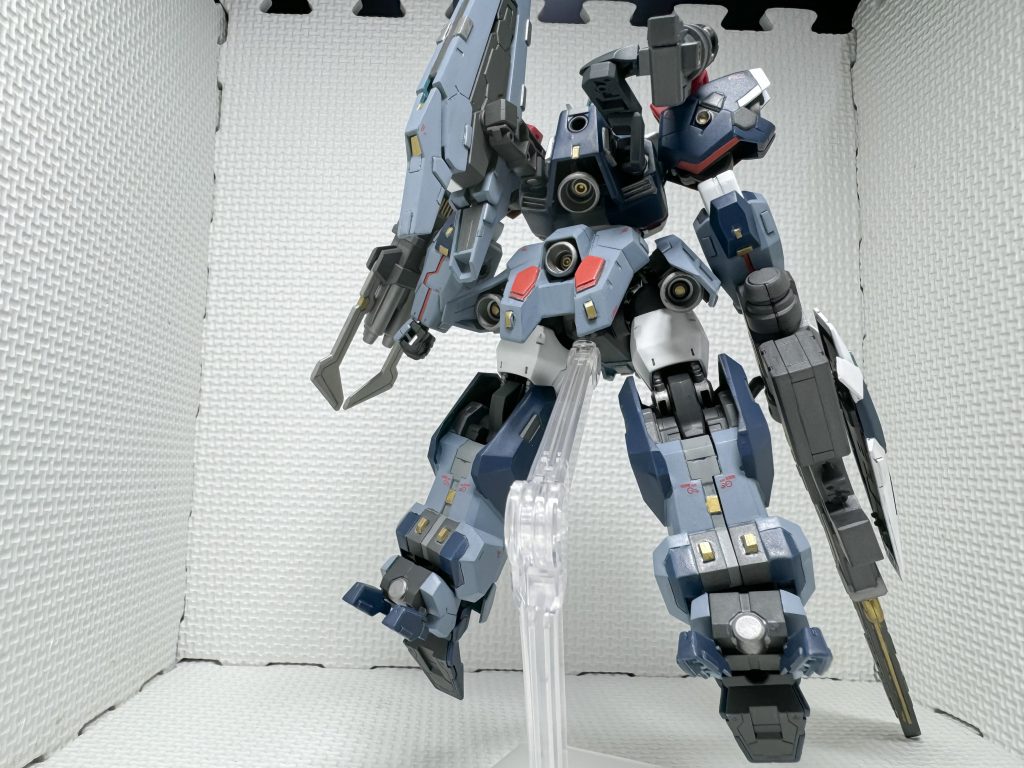 背部は、スラスターパーツを追加しています。