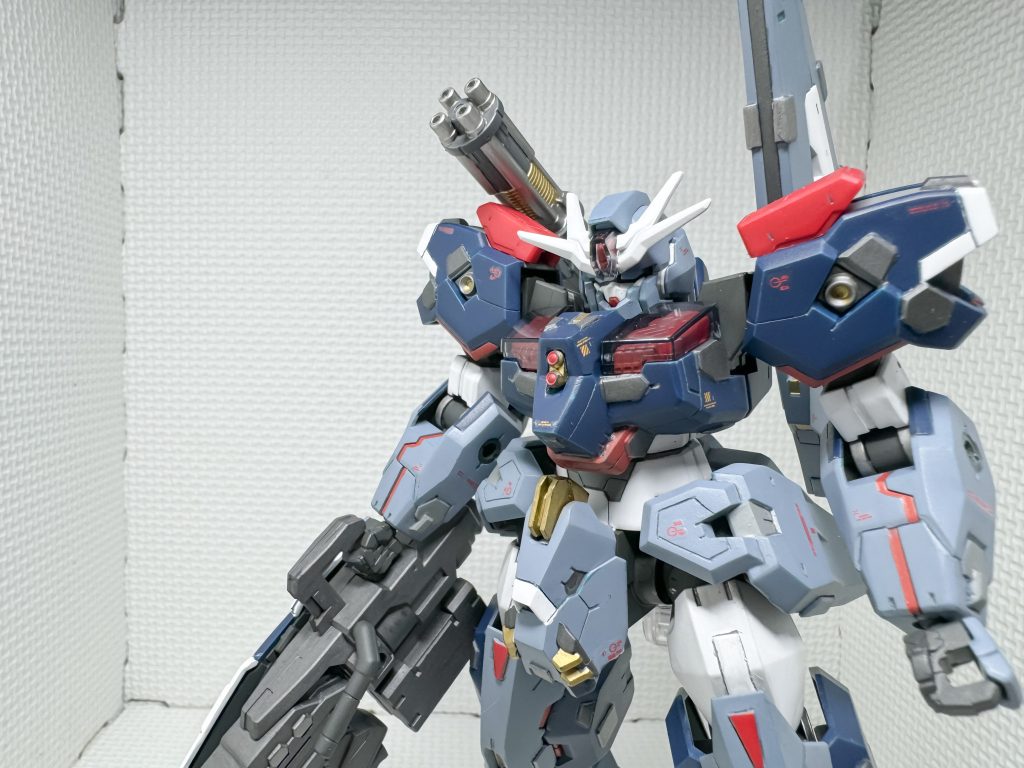 バストアップです。最初は、デルタプラスのような色合いに使用かと思いましたが、シェルユニットの赤を活かして、全体的に赤をアクセントとして、入れるようにしました。