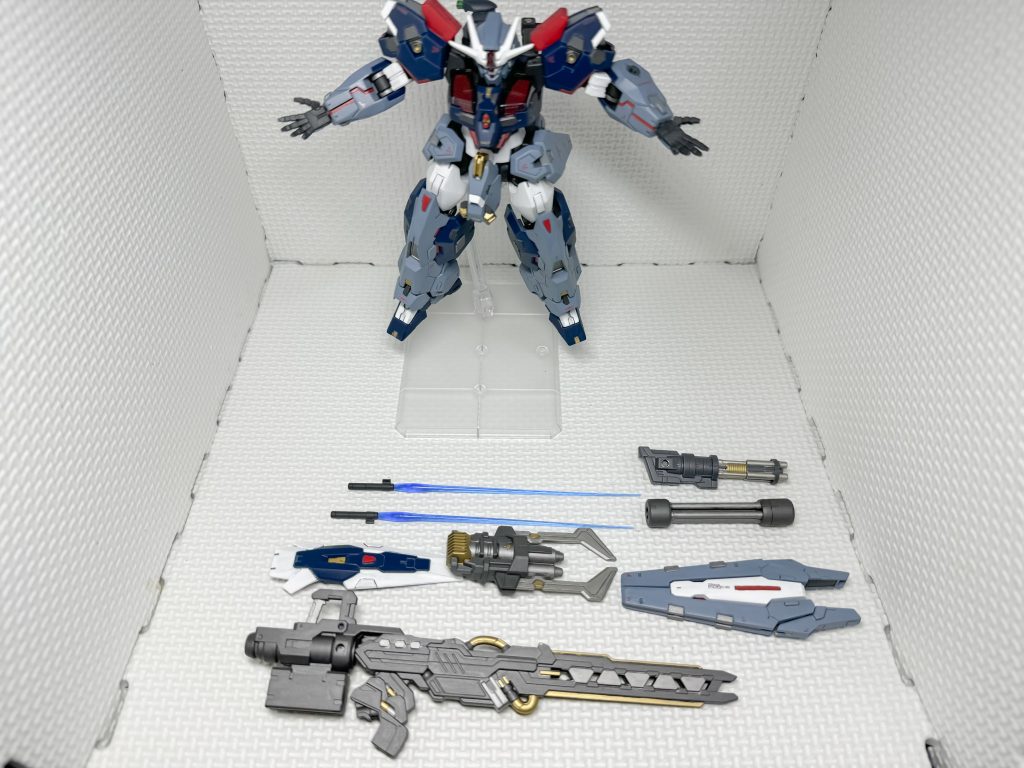 武装各種です。金属パーツは、複数の色を組み合わせて、見栄えの良い印象にしました。シールドも一部翼のような追加装甲を設けています。