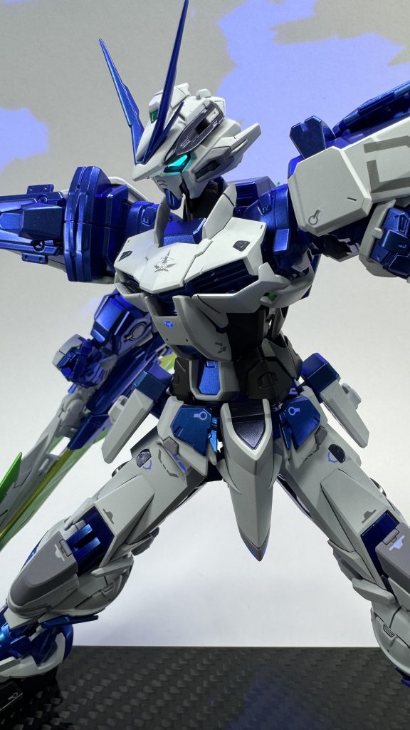 ツインアイはUVライトを当てなくてもなるべく光を拾ってくれる様付属のシールに蛍光灯塗料を塗装し、切り抜いた後UVレジンを薄く塗った物を貼り付けております。