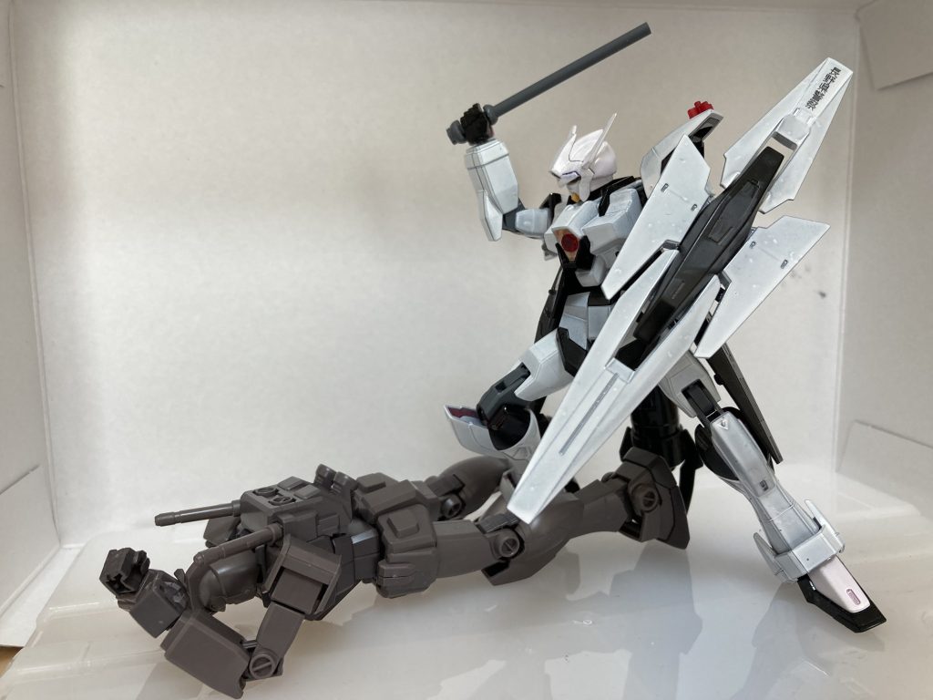 両手を頭の上に置いてうつ伏せになれ！